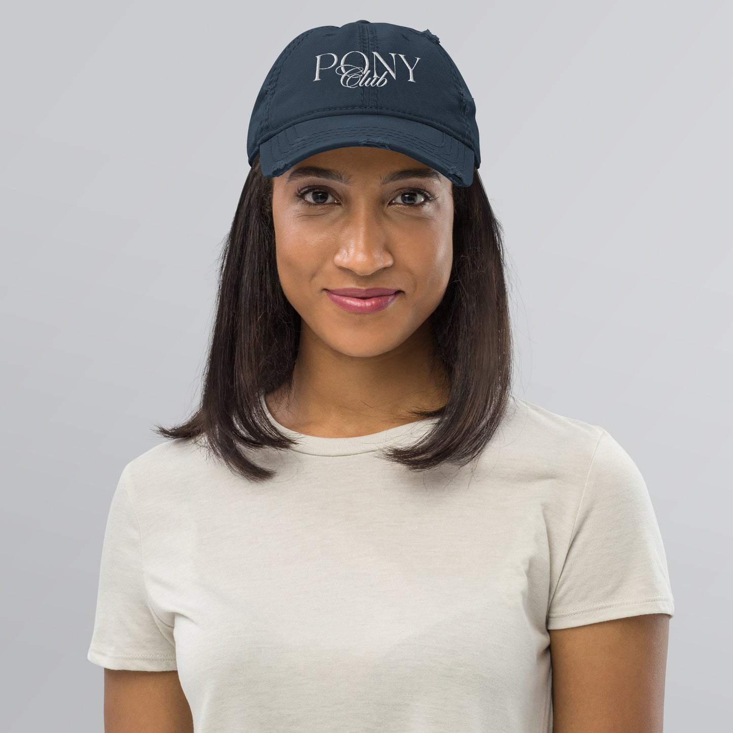 Stickmotiv "Pony Club" in modernem Schriftzug auf used-look Cappy in 3 verschiedenen Farben vorrätig. hier farbe navy blau