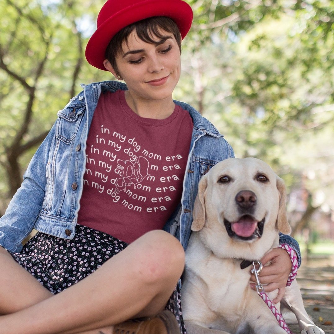 T-Shirt fürs Frauchen, in my dog mom era. Modernes Design für alle Hundemamas