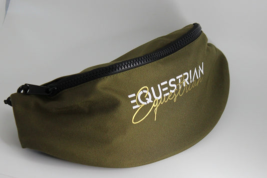 Bauchtasche für pferdefreunde, mit Aufdruck "Equestrian" in weiß und goldener Schrift.