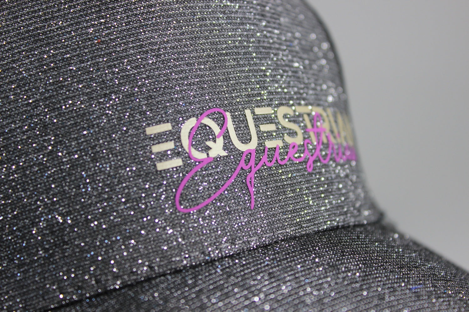 glitzereffekt cap, reitercap motiv "equestrian" silber mit weiß/pinker schrift
