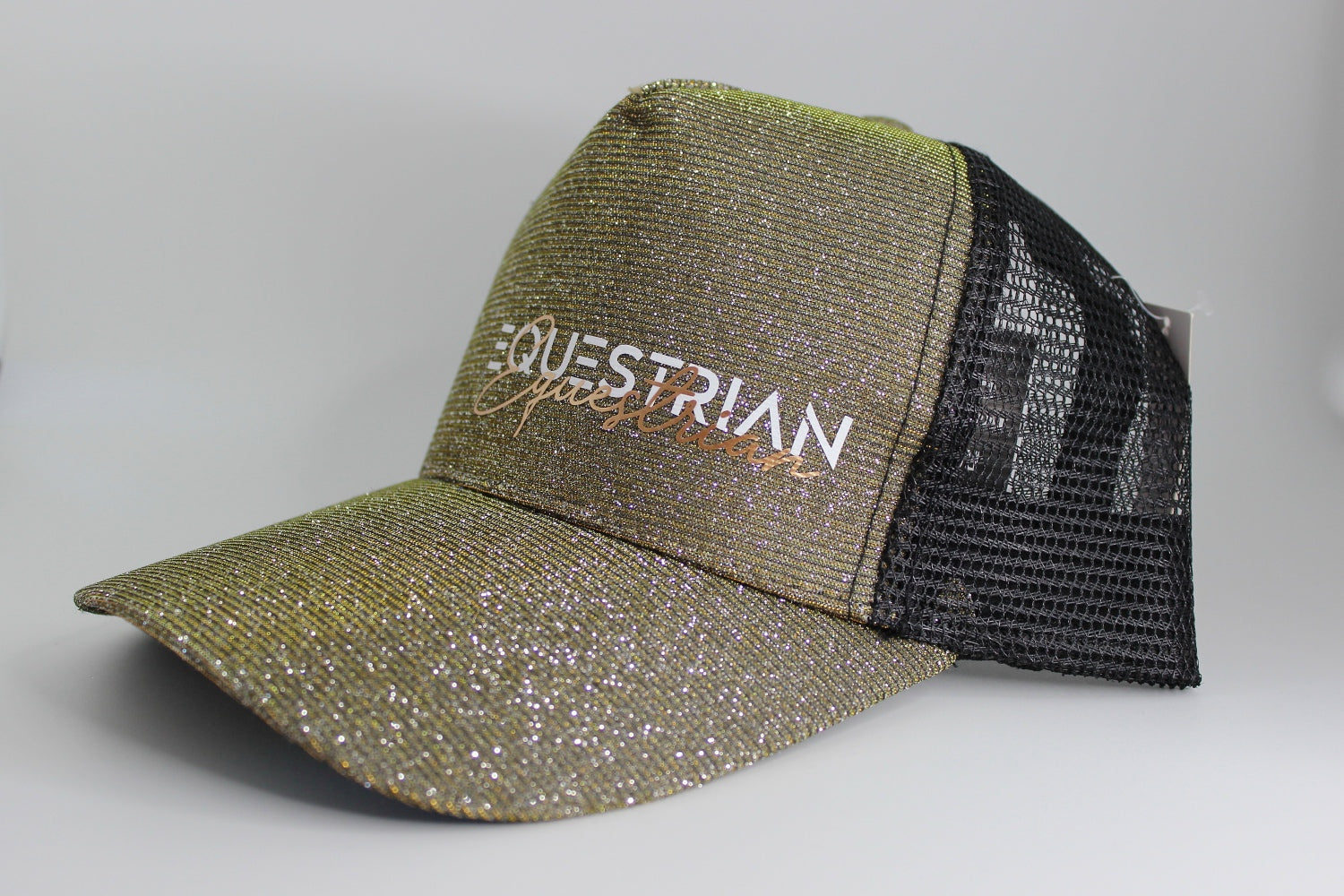 goldene cap glitzereffekt mit aufdruck "equestrian" schriftfarbe weiß und rosegold