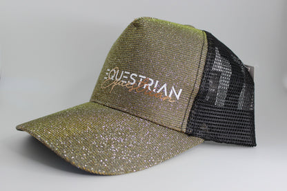 goldene cap glitzereffekt mit aufdruck "equestrian" schriftfarbe weiß und rosegold