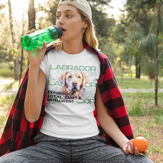 „Frau trägt ein weißes figurbetontes Damen T-Shirt mit detailreichem Labrador-Motiv – Goldenem-Labbi im Rasseportrait – stilvolles Shirt für Hundeliebhaber“