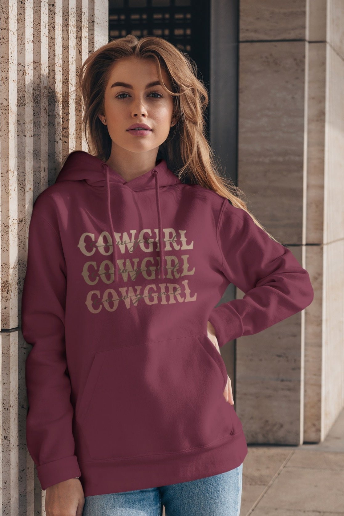 Frau trägt Hoodie mit Aufdruck Cowgirl, für Westernreiterinnen, idealer Begleiter für Stall und Freizeit, Baumwoll-Mix Kapuzenpulli für Reiter und Pferdefans