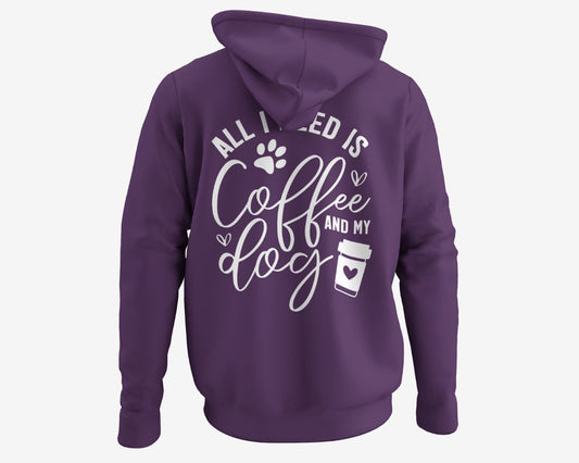 Cooler Kapuzenpulli für Hundebesitzer in Unisex, Farbe lila mit weißem Druck auf dem Rücken "all i need is coffee and my dog"