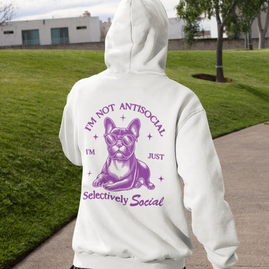 „Weißer Kapuzenpullover mit dem Spruch 'I’m not antisocial, I’m just selectively social' und French Bulldog mit Sonnenbrille – lustiges Hunde-Motiv“