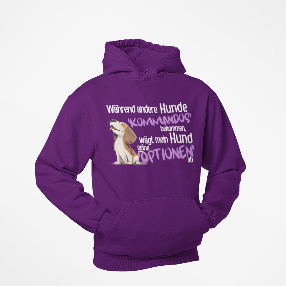 Hoodies mit lustigem Spruch „Während andere Hunde Kommandos bekommen, wägt mein Hund seine Optionen ab."