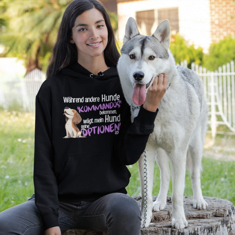 Hoodies mit lustigem Spruch „Während andere Hunde Kommandos bekommen, wägt mein Hund seine Optionen ab."