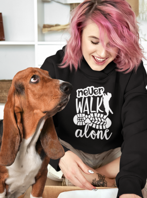 Hoodie mit Hundemotiv, Hundeliebe für Hundebesitzer, Hundehoodie never walk alone.