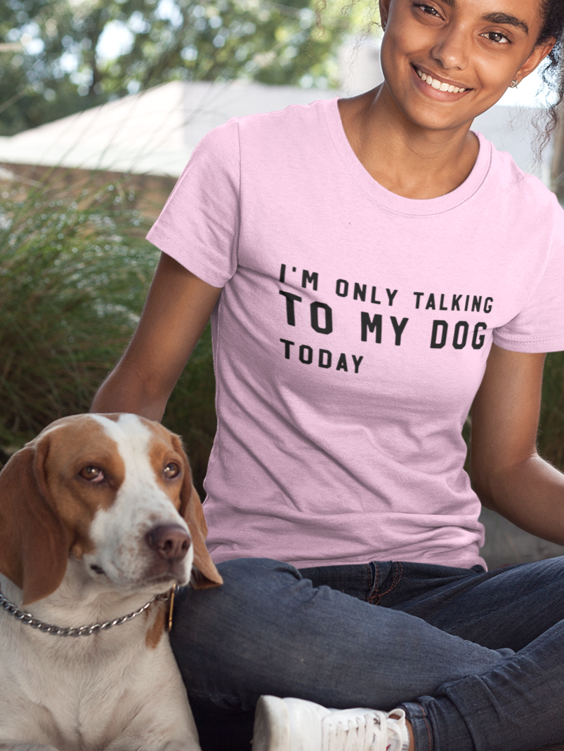 frauenshirt mit hundemotiv, statementshirt für hundebesitzer, only talking to my dog today, hundeliebe, Hundeshirt für menschen, Hundemotiv zum schmunzeln