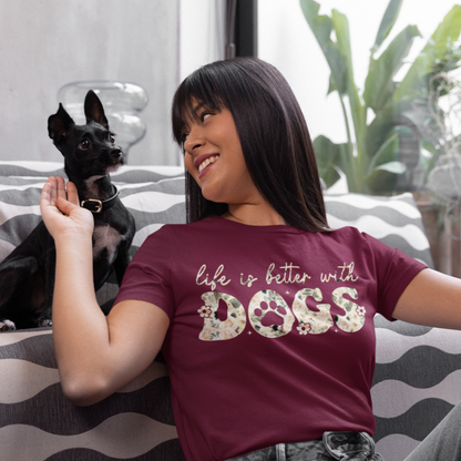 Hundeshirt mit Aufdruck "life is better with dogs" in einem modernen blumigen design. Hundeliebe Shirt für Hundebesitzer.