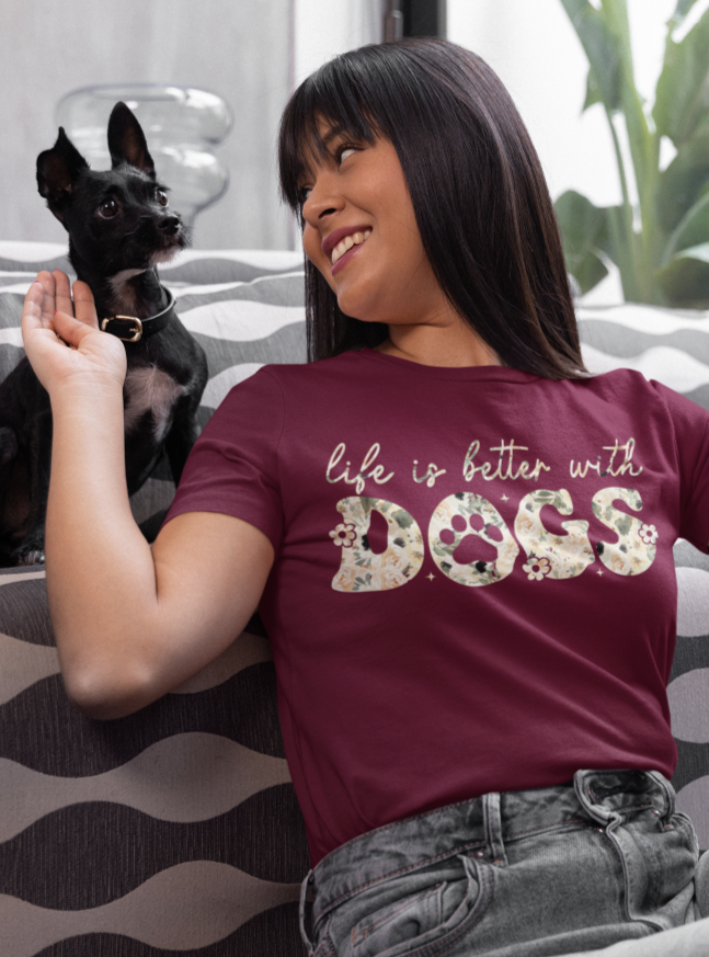 Hundeshirt mit Aufdruck "life is better with dogs" in einem modernen blumigen design. Hundeliebe Shirt für Hundebesitzer.