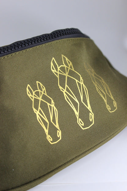 pferdemotiv bauchtasche, khaki farbene Bauchtasche mit goldenem pferdemotiv