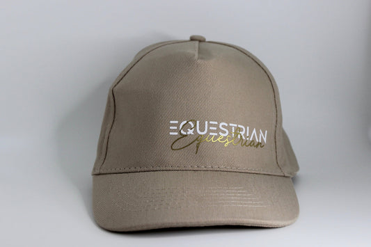 baumwoll cap in beige mit weiß und goldenem schriftzug "equestrian" reiter cap für pferdefreunde.