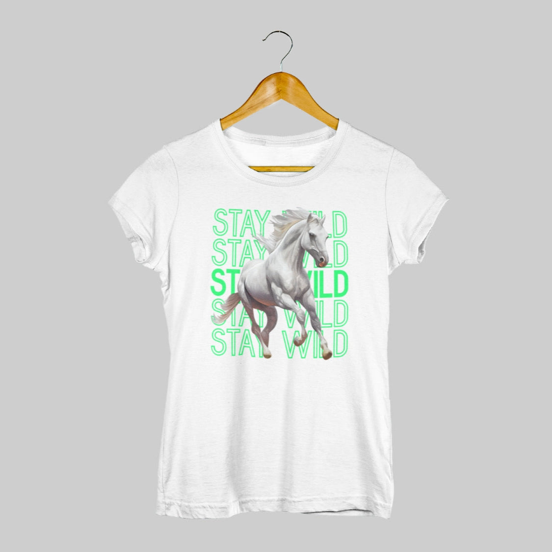 pferdeshirt mit coolem pferdeprint, ein galoppierender schimmel vor dem schriftzeichen stay wild