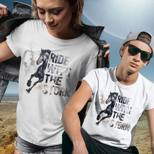 unisex pferde shirt mit inspirierendem pferde aufdruck ride with the storm, modernes pferdemotiv mit friesen und schriftzug.