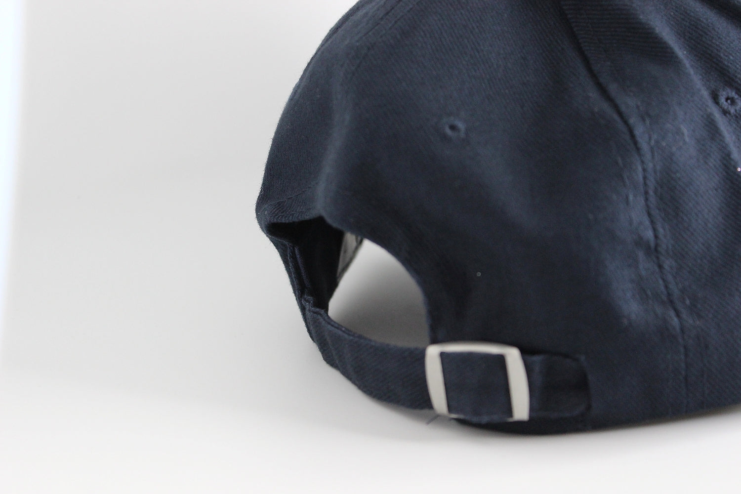 Rückansicht: Baumwoll Cap Pferdemotiv für Reiter-/innen. Schicke und schlichte Baseball Cap, Einheitsgröße mit Schnalle zur Größenanpassung. 