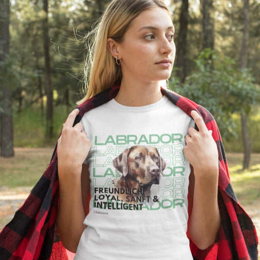„Frau trägt ein weißes T-Shirt mit detailreichem Labrador-Motiv – Schokoladen-Labbi im Rasseportrait – stilvolles Shirt für Hundemamas“