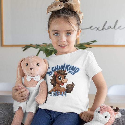 Kindershirt zur Einschulung 2025, personalisiert mit Wunschnamen und süßem Pony Motiv.