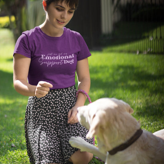 Damen T-Shirt mit Hundemotiv, T-Shirt für Hundeliebhaberinnen, Statement-Shirt Hund, Hundebesitzerinnen Geschenk, Emotional Support Dog Shirt, Mindset T-Shirt Frauen, Achtsamkeit und Hund, Wohlfühl-Mode für Hundemamas