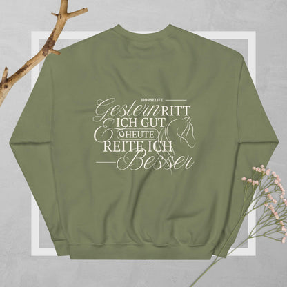 Unisex Sweatshirt für Reiter und Reiterinne mit dem coolen Motiv auf dem Rücken "gestern ritt ich gut & heute reite ich besser" Shirt Farbe khaki.