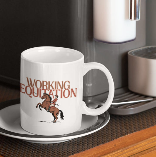 Motivtasse "Working Equitation" für Liebhaber dieser Disziplin. Motiv mit Schriftzug und im Vordergrund eine Frau auf ihrem mit Pferd und Garoccha.