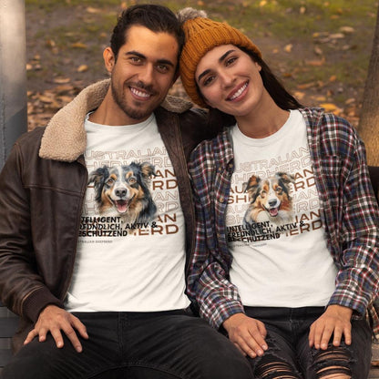 Mann und Frau sitzen auf einer Parkbank und tragen unsere Baumwollshirts mit Aufdruck "Australian Shepherd"