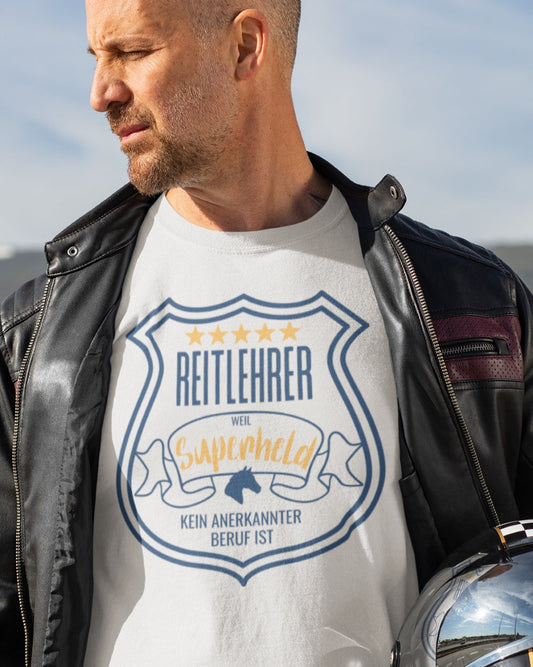 T-Shirt mit Motiv "Reitlehrer, weil Superheld kein anerkannter Beruf ist." Das perfekte Geschenk für deinen Reitlehrer