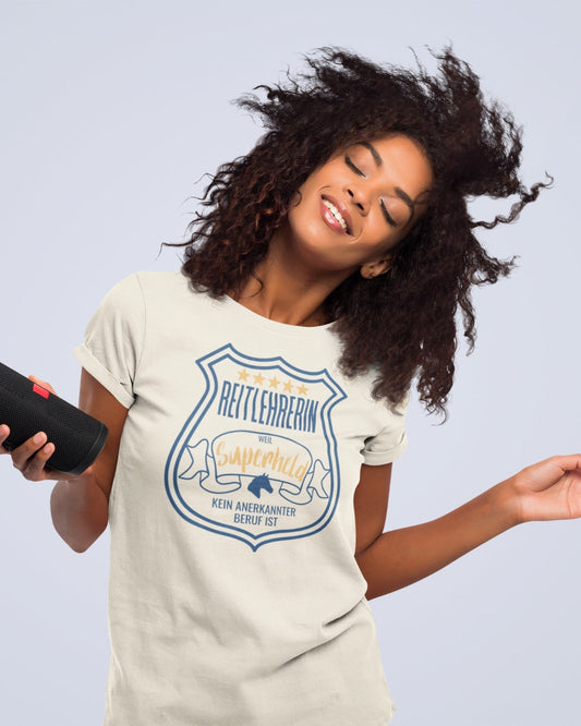 geschenkidee für deine reitlehrerin, tshirt mit Aufdruck "Reitlehrerin, weil Superheld kein anerkannter Beruf ist" 