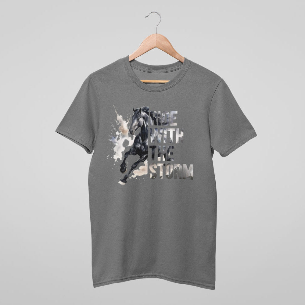 nisex T-Shirt ‚Ride with the Storm‘ in modernem Design mit Pferdemotiv, perfekt für Pferdeliebhaber. Inspiriert von Mut und Freiheit, ideal für Frauen und Männer.