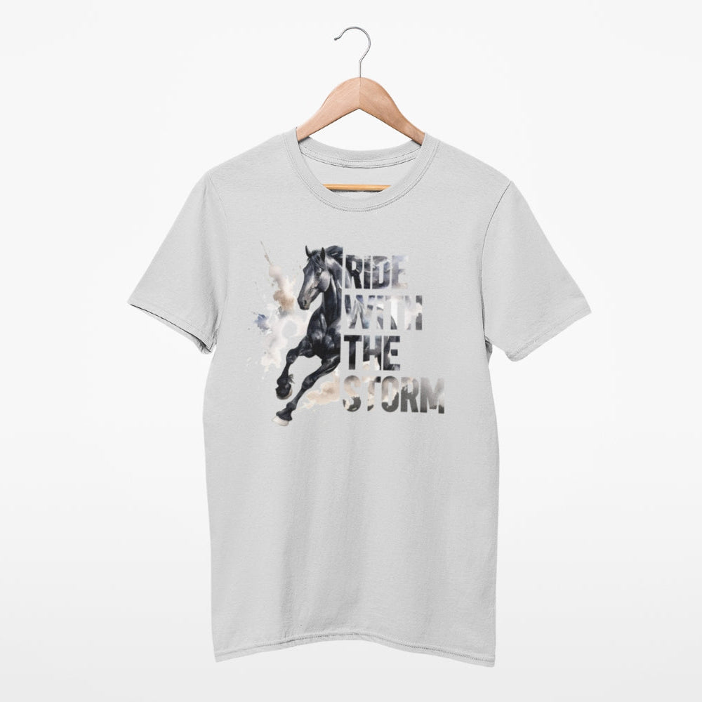 Unisex T-Shirt ‚Ride with the Storm‘ in modernem Design mit Pferdemotiv, perfekt für Pferdeliebhaber. Inspiriert von Mut und Freiheit, ideal für Frauen und Männer.