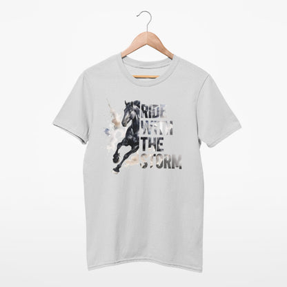 Unisex T-Shirt ‚Ride with the Storm‘ in modernem Design mit Pferdemotiv, perfekt für Pferdeliebhaber. Inspiriert von Mut und Freiheit, ideal für Frauen und Männer.