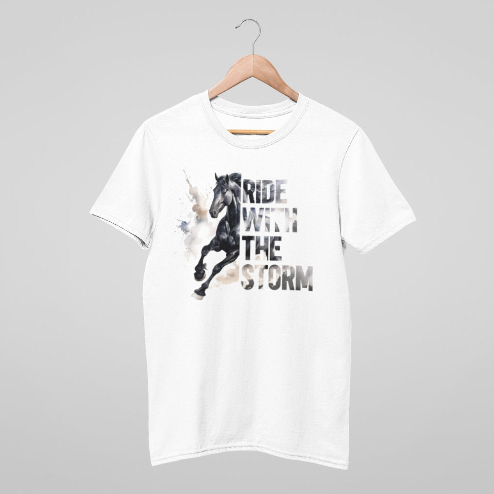 nisex T-Shirt ‚Ride with the Storm‘ in modernem Design mit Pferdemotiv, perfekt für Pferdeliebhaber. Inspiriert von Mut und Freiheit, ideal für Frauen und Männer.