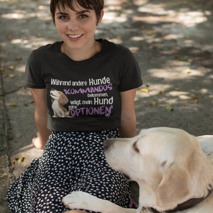 Lustiges Unisex T-Shirt „Während andere Hunde Kommandos bekommen, wägt mein Hund seine Optionen ab"