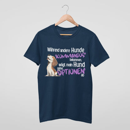 Lustiger Spruch für Hundebesitzer auf T-Shirt „Während andere Hunde Kommandos bekommen, wägt mein Hund seine Optionen ab"