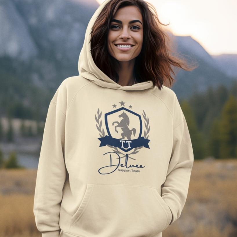 Frau trägt Hoodie mit Aufdruck ‚TT Deluxe Support Team‘ für Turnierreiter, idealer Begleiter für jedes Reitturnier, hochwertiges Design, Baumwoll-Mix Kapuzenpulli für Reiter und Pferdefans