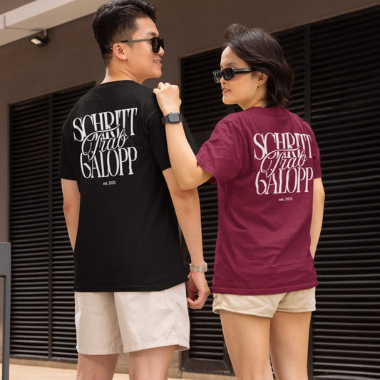 Pärchen trägt passende T-Shirts in Unisex für Reiterinnen und Reiter. Super moderner Rückenprint "Schritt, Trab, Galopp" in zeitlosem Design. 