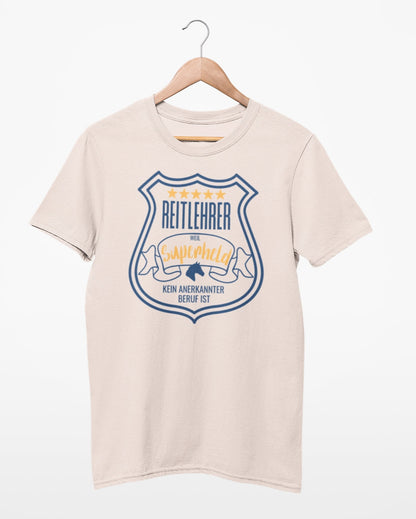 Unisex T-Shirt für deinen Reitlehrer mit Spruch: "Reitlehrer, weil Superheld kein anerkannter Beruf ist" Shirtfarbe natur beige