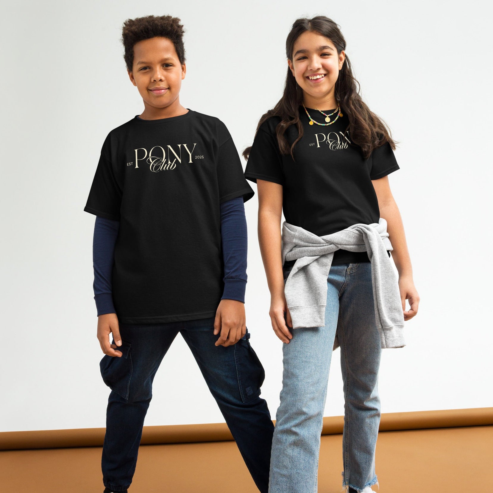 Shirt für Teenager die Ponys lieben. Unisex Shirt mit Print "Pony Club" super modernes Design. Die Grundfarbe des Shirts kannst du aus 3 Optionen wählen.